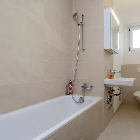 Kaya 4a - Downtown 2br With Balcony